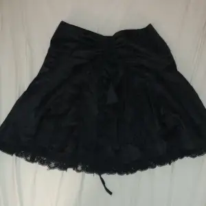 Cool goth kjol!!  Använd 1-2 gånger, men ganska bra skick ändå 💗