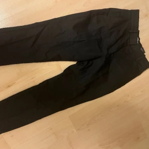 Svarta kostymbyxor  - Svarta kostymbyxor från hm, väldigt fint skick då jag knappt använt dom, för små för mig