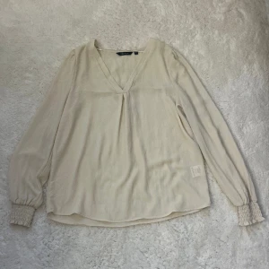 Söt blus  - Söt blus som inte kommer till användning. Inga skador eller fläckar mm. Hör av dig vid intresse eller frågor❤️