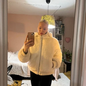 Pälsjacka  - Reverible pälsjacka från vila. Jag på bilderna brukar ha M 38/40 eu och den sitter bra oversized på mig. Skriv om ni har frågor ! 