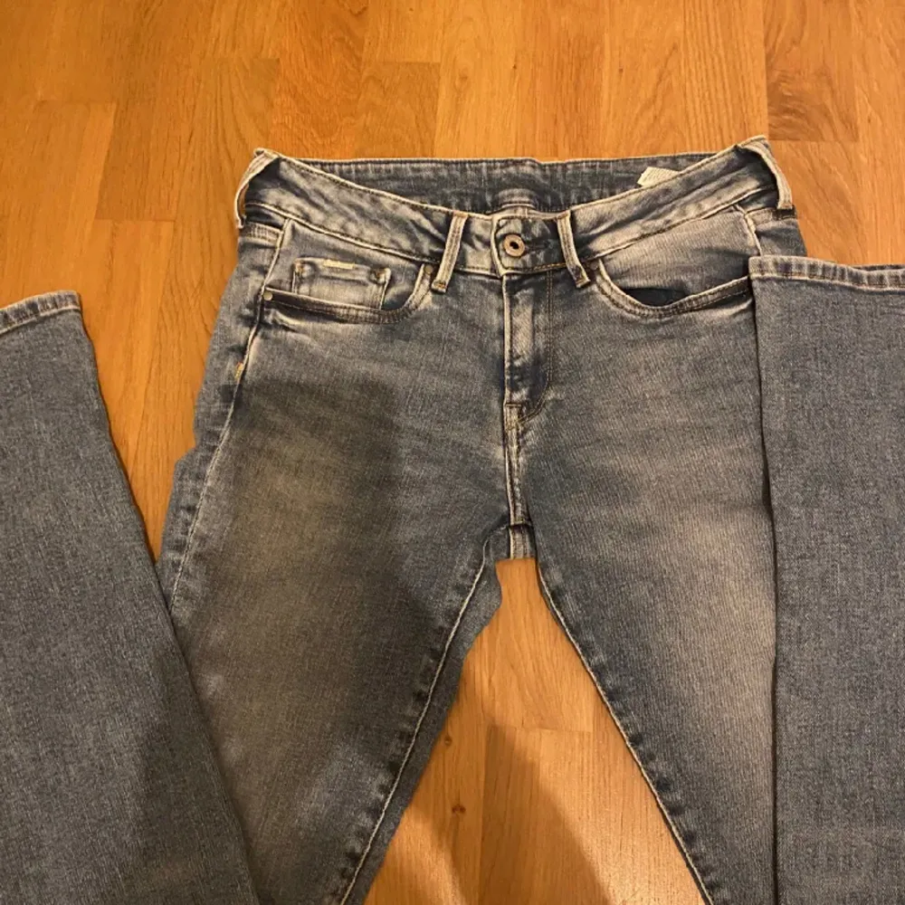 så fina mid/low waist jeans ifrån pepe jeans. aldrig använda då dem är för små på mig, dem är i super bra skick/ny skick. nypris är 900💞. Jeans & Byxor.