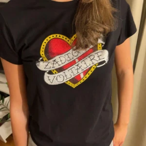 Zadig Voltaire t shirt - As snygg Zadig t shirt! Köpt här på plick i nyskick och har ej använt så den är fortfarande som ny, säljer pga att den inte passar, tror förra ägaren sa att orginal priset var typ 1000 när hon köpte den ❤️ pris kan diskuteras!!