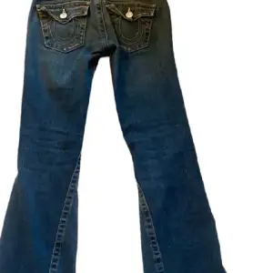 Lågmidjade jeans i storlek 31/32 passar mig perfekt  som e mellan 160-165/170 cm jätte fina och super Lågmidjade ingen synliga defekter pris  kan diskuteras skriv t mig för fler bilder köpta för 1500kr❤️