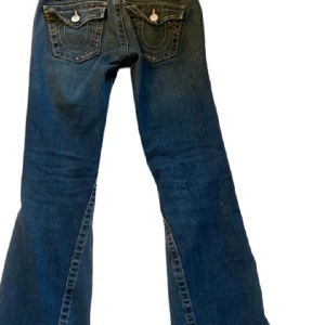 Lågmidjade jeans  - Lågmidjade jeans i storlek 31/32 passar mig perfekt  som e mellan 160-165/170 cm jätte fina och super Lågmidjade ingen synliga defekter pris  kan diskuteras skriv t mig för fler bilder köpta för 1500kr❤️