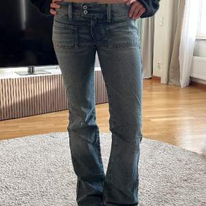 Skit snygga lågmidjade jeans från diesel😍😍älskar dessa men tyvärr för små för mig.  De är i storlek 28 men skulle säga XS eftersom tyget inte har någon stretch! Innerbenslängden är 86cm och midjemåttet är 40cm❤️