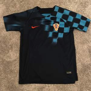Säljer denna Kroatien fotbolls tröjan i storlek S! Skick 9/10 använd ett fåtal gånger! 