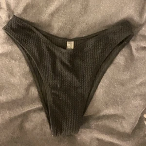 Bikini underdel - Bikini underdel som använts 1 gång, tvättas 2 gånger innan den skickas!