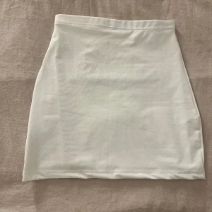 Vit kjol - Tajt kort vit kjol, dubblelined så ej genomskinlig. Sitter tajt och formande. Helt ny🌸