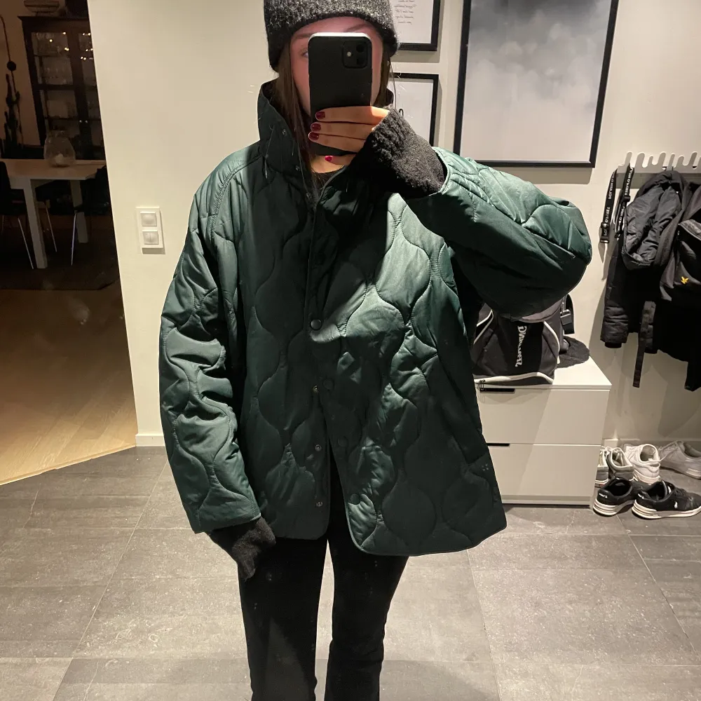 Säljer denna fina mörkgröna jacka från Ellos i storlek 34/36. Mycket fint skick då den är som oanvänd. Kontakta mig för fler frågor och bilder😊. Jackor.
