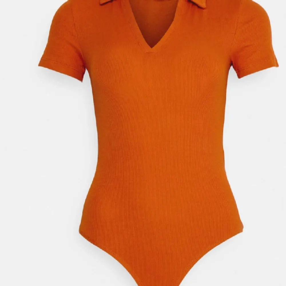 Andvändwr men i bra skick. En orange skjorta med en kort ärm. Skjortor.