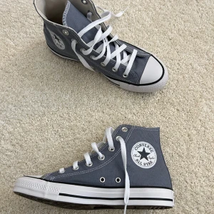 Converse - Säljer nu dessa helt nya super fina Converse. Helt oanvända då jag aldrig riktigt tyckte att färgen gjorde sig bra på mig. Köpta för 799kr. Mitt pris 500kr+frakt 