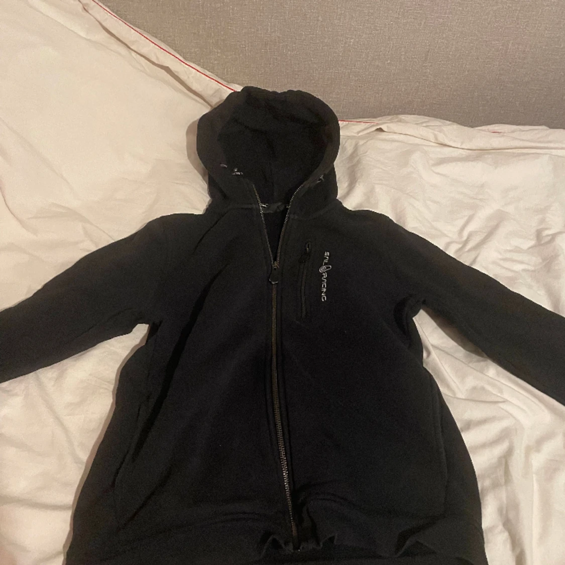 Svart senil racing sip hoodie