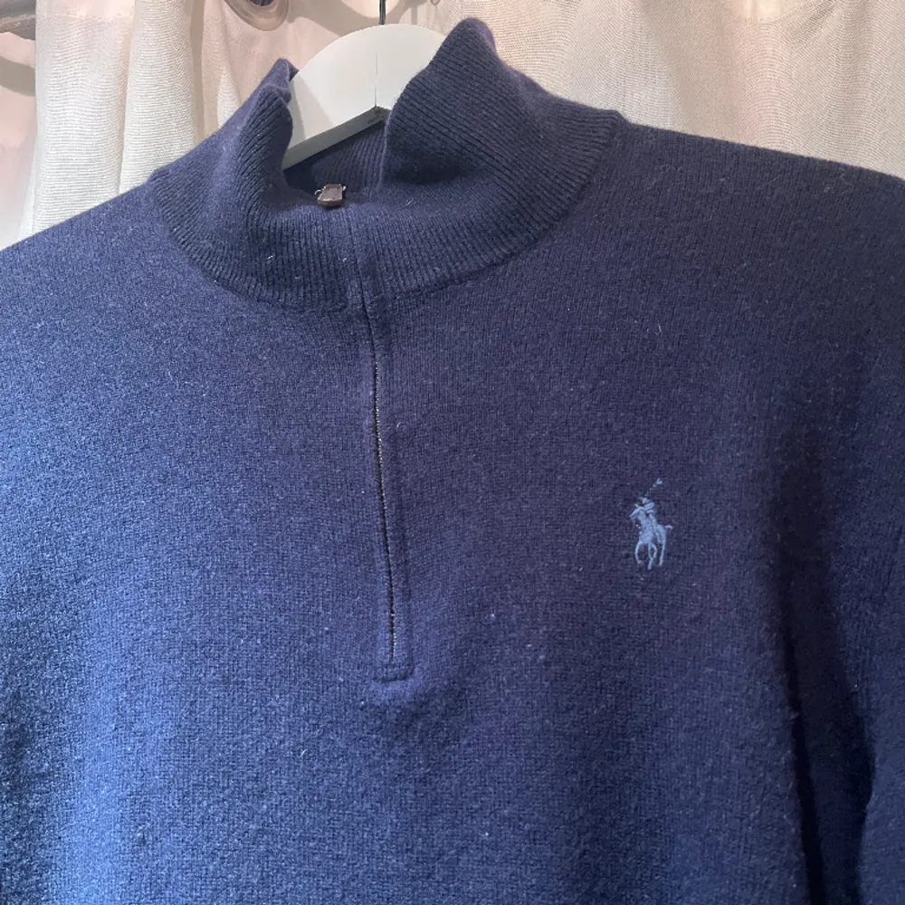Hej! Säljer en stickad tröja från Polo Ralph Lauren, då den är för liten. Den är väl skött och använd vid fåtal tillfällen. Väldigt snygg marinblå färg och passar perfekt med en skorta under.  Nypris: 1985kr (zalando)  Hör av dig för mer bilder! . Tröjor & Koftor.