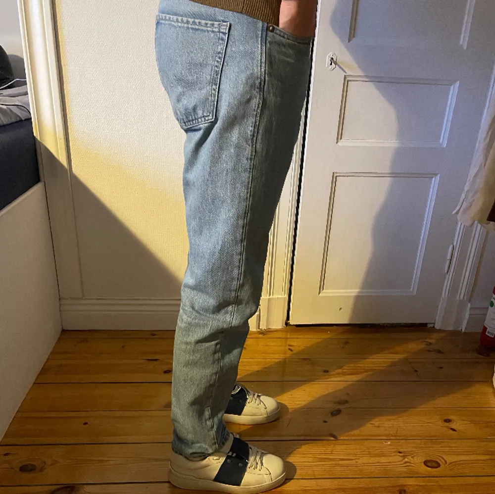 Ljusblåa jeans från Jack & Jones | Storlek: W29 L34 - skick: använda fåtal gånger - vårat pris 189kr - Nypris 449kr - modellen är 182cm. Jeans & Byxor.