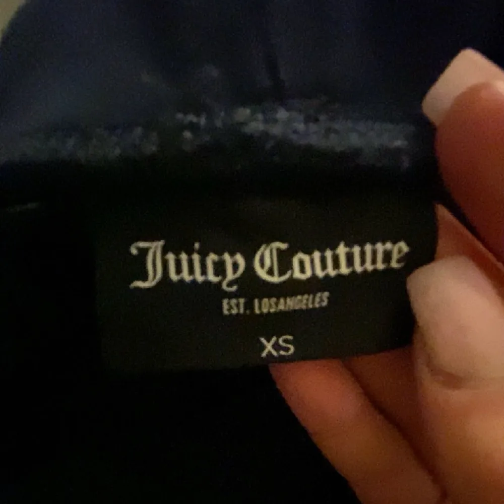 Säljer mina mörkblå juicy couture i storlek xs, Snörena saknas annars är de i bra skick.. Jeans & Byxor.