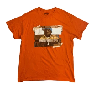 The notorious B.I.G t-shirt - säljer denna ascoola Biggie t-shirten med baggy passform! den är i god skick med inga defekter. om du har frågor så är det bara att kontakta mig.