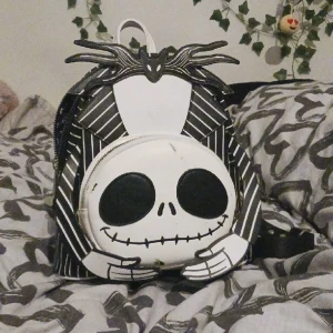 Nightmare before xmas - Säljer min fina nightmare before xmas ryggsäck... tyvär har den några flöckar där fram på ansiktet, men dem borde gå bort om man tvättar den på rätt sätt ❤️ köpt för 1300kr och säljer för ca 300kr, kom gärna med prisförslag ❤️