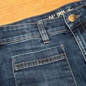 Coola baggy jeans med fickor där fram  💙💙de är uppsprättade men går att sy upp igen 🫶🫶de är också  väldigt stretchiga!!
