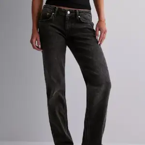 Low waist jeans från Nelly som inte längre kommer till användning. Köpta för 599, skriv om ni har några frågor💞endast använda en gång 💞