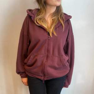 Skit snygg zip-up hoodie från Weekday. Storlek XS men sitter ganska baggy. Perfekt skick. Skriv gärna om ni har frågor. 😊🎀