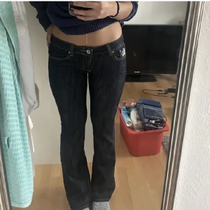 Bootcut jeans - !lånade bilder! Säljer dom hör jätte snygga jeansen. Midjemåtten är 79cm. Byxorna är väldigt långa darför kan ni se på bild 3 att som är helt sönder trampade innerbens  längden är 89cm så om du är runt 162cm går de nog att sy bort💞 