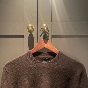 Brun Massimo Dutti cashmere tröja  - Brun Massimo Dutti i 100% cashmere. Köpt på Massimo Dutti för över 2000 kr.  Storlek: M  Tryck på ”Köp nu” för att köpa. 