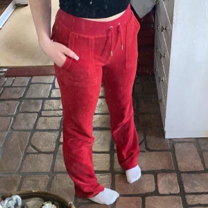 Röda juicy couture - Superfina röda juicy couture byxor i strl xxs som inte kommer till användning. Jättebra skick, använda få tal gånger, använda sparsamt, fler bilder kan fås om man önska. Pris kan diskuteras💕