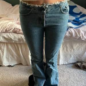 Så snygga jeans som passar perfekt till någon längre runt 175 men funkar även bra till kortare tjejer. Storleken är S men skulle säga mer som en M, Skriv vid frågor <3
