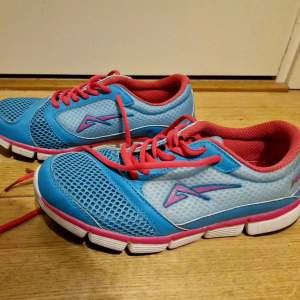 Peperoni skor stl 38  Endast använda två gånger Små fläckar finns, se bild. Men de kan säkert tvättas bort.  #träningsskor #rosa #pink #blå #blue #skor #träning 