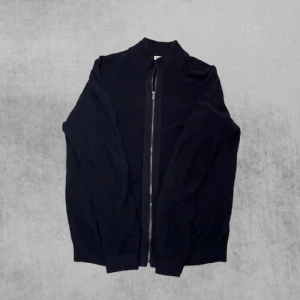 ⚜️Stickad fullsip från Kappahl⚜️ - ⚜️Säljer en skit snygg stickad fullsip från Kappahl!! Ordinarie 600 vårat pris 299🤩!! Skicket är 9/10 och är i väldigt fint skick!!! Vid snabb affär så är pris diskuterbart 🤝