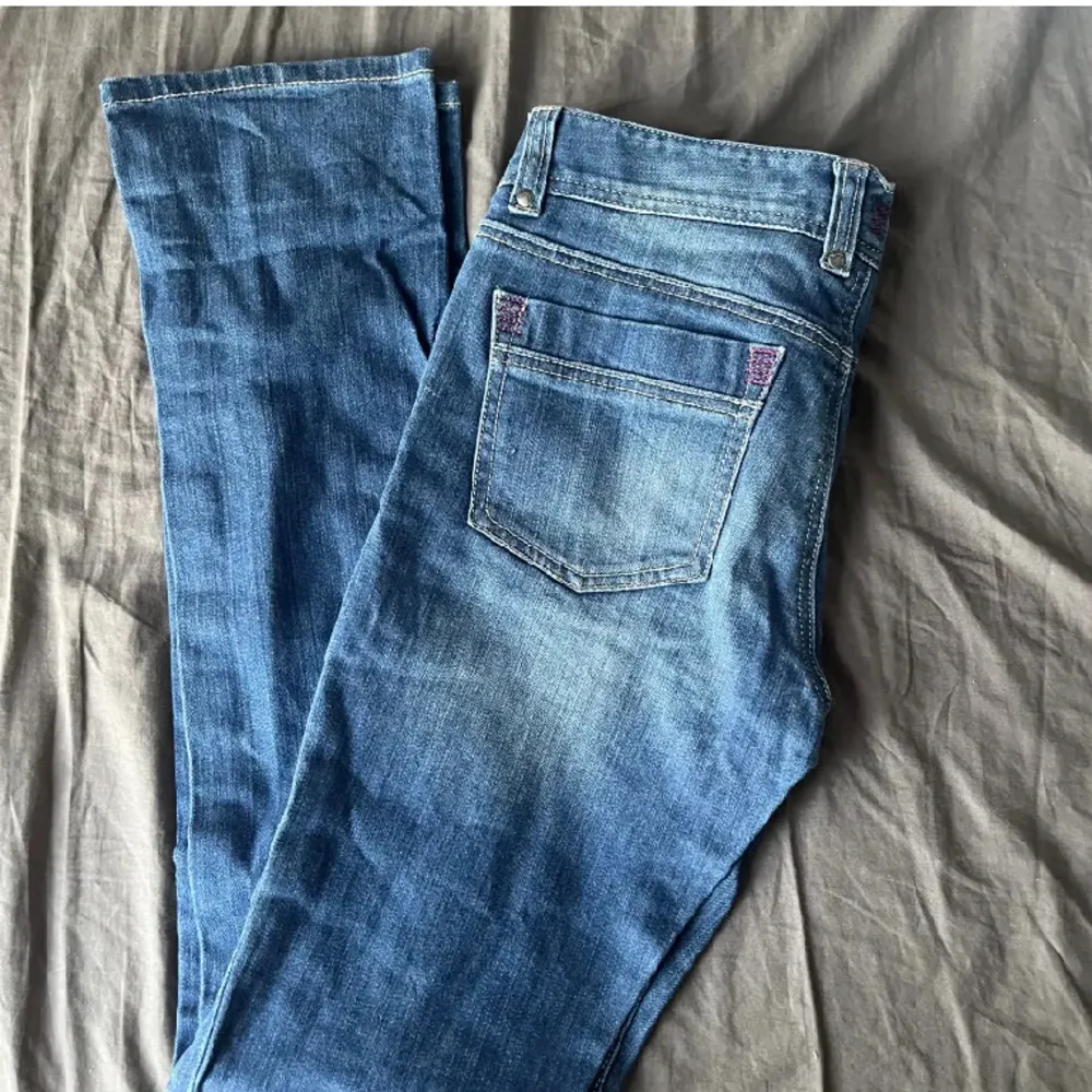 Drömmiga jeans från Bondelid o low waist och bredare nertill ❤️. Jeans & Byxor.