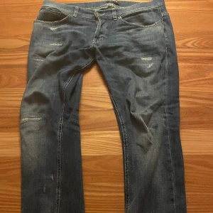 Dondup George  - Tjena säljer nu mina snygga jeans ifrån dondup! Modellen är i George och är storlek 34. Hör av er för fler bilder eller frågor!
