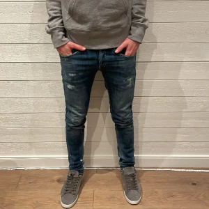 Dondup jeans - Dondup jeans i modellen George. De är i storleken 29 men passar även 30, Det är i bra skick. Nypriset är 3399kr och vårt pris är endast 1149kr. Har blåa lappar där nere