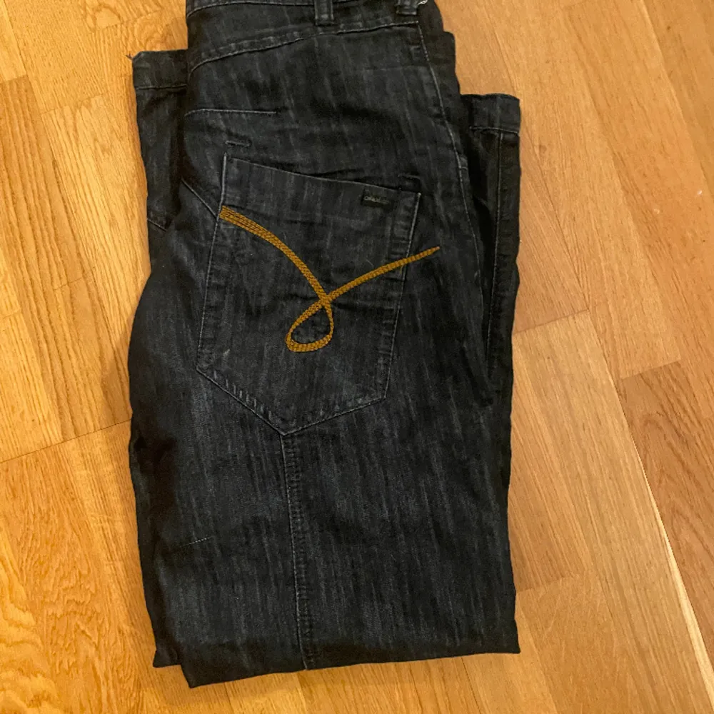 Jättefina gamla 2000s jeans säljer bara för att dem inte passar mig. Skriv gärna vid frågor❤️. Jeans & Byxor.