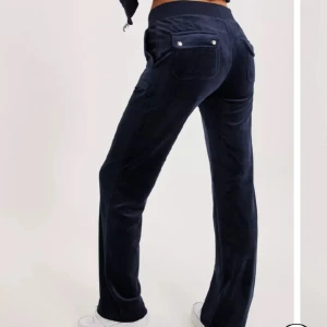 Juicy Couture byxor  - Säljer dessa mjukisbyxor då dem inte kommer till användning längre, dem är uppsydda ca 2 cm därav priset❤️