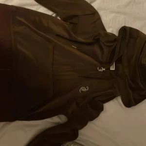 Säljer denna Juicy couture koftan andvänd 4 gånger  - Storlek L ljus brun förg andvönd 4 gånger 