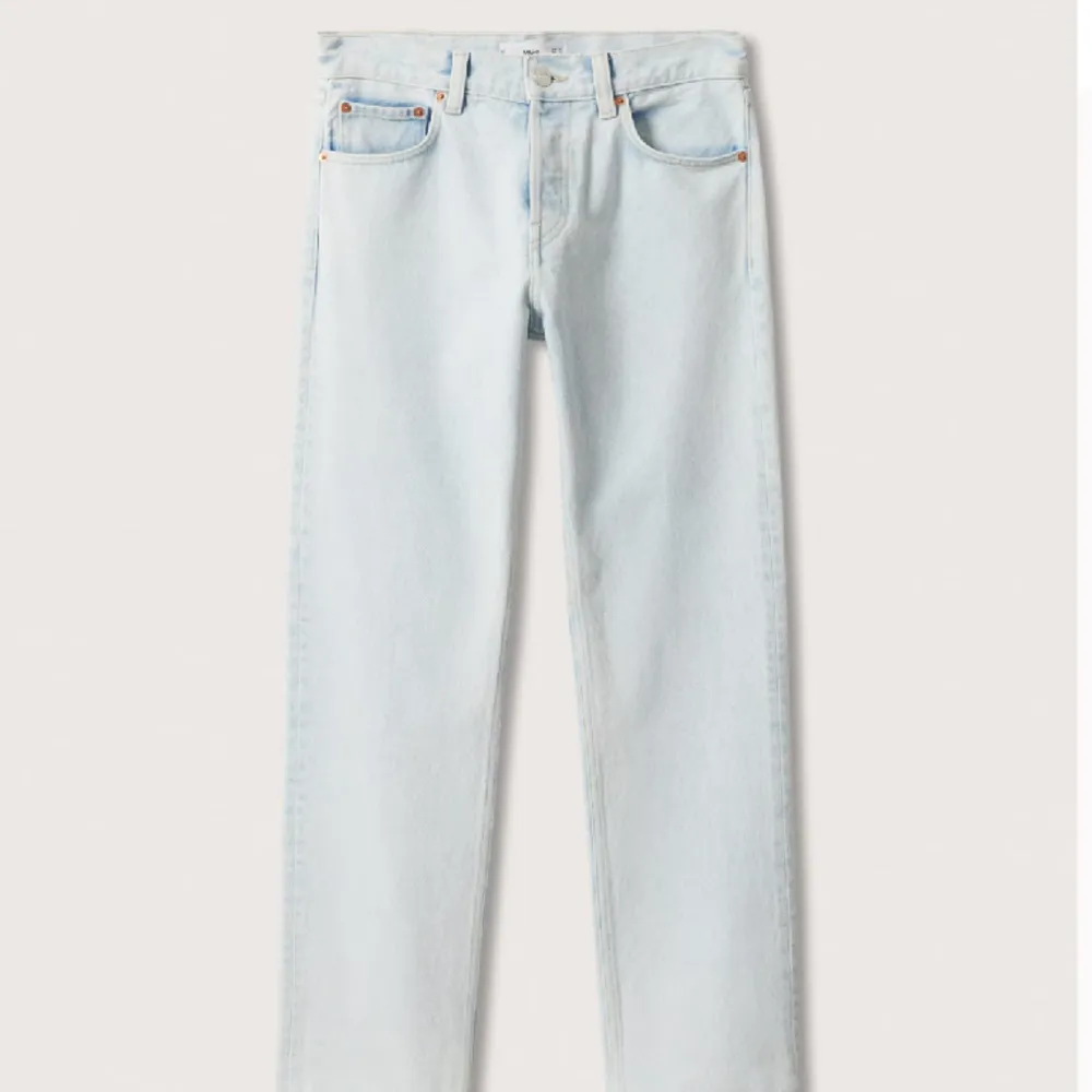 säljer dessa SÅ snygga raka jeans ifrån mango som tyvärr inte passade mig, därav lånad bild🪩 helt nya med lappen kvar. köptes för 420kr säljer för 145 exklusive frakt 💕🩷. Jeans & Byxor.