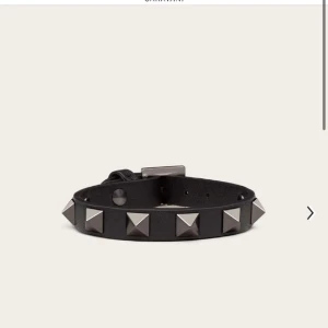 Valentino armband - Svart valentino armband. Med grå nitar.   Ordinarie pris;2000