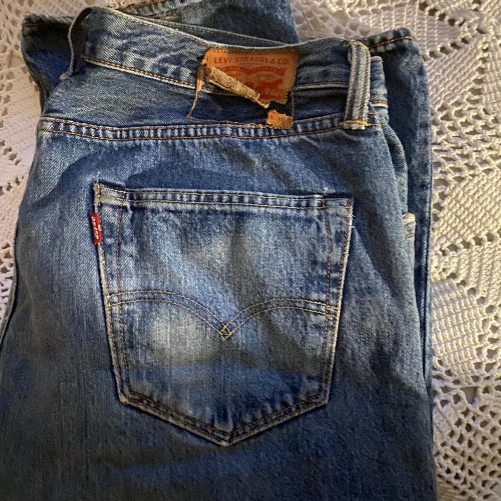 Säljer dessa 501, det är defekter på lappen annars är de bara lite urtvättade. W: 34 och L: 30. Jeans & Byxor.