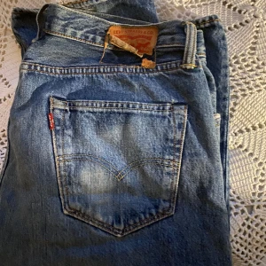 Levis 501 - Säljer dessa 501, det är defekter på lappen annars är de bara lite urtvättade. W: 34 och L: 30