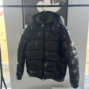 Moncler Maya - Moncler Maya i bra skick. Hör av dig för frågor och funderingar👍🏼