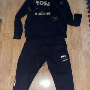 Hugo boss  - Storlek S i hoodien storlek M i byxorna,  Använt i nyskick. Byxorna är mjukis/kostym