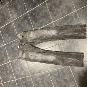 Replay jeans jennon - Tja säljer ett par riktigt feta replay jeans till bra pris passar 183 185de är 31\32 men skulle säg dom e mer som 34 i längd 