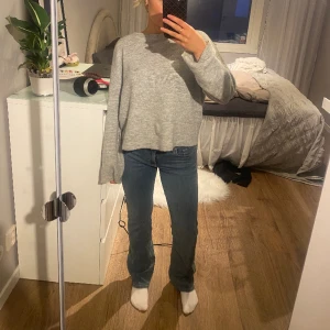 Levis Jeans  - Lågmidjade Levis jeans som aldrig är använda. Storlek 2, passar mig som har 25/26 i jeans och är 163cm!