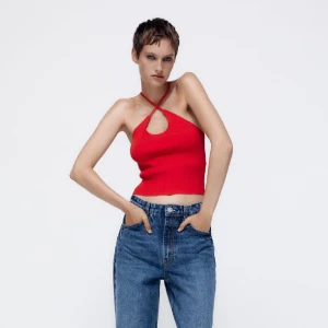 Ribbstickad topp - Säljer den här fina röda toppen från zara❤️ aldrig använd, storlek S💕 nypris 119kr, jag säljer för 30kr + frakt💗