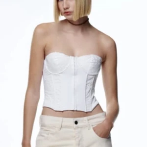 Vit korsett topp - Säljer min jättefina korsett från zara som är slutsåld på hemsidan, aldrig använd. Säljer den då den inte används! (Skriv för fler bilder)😊