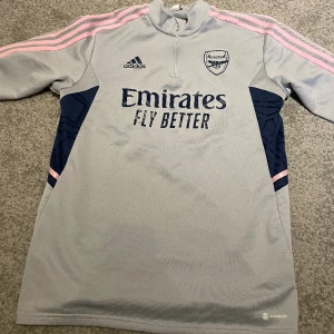 Arsenal tröja - Arsenal tröja från 22/23 i ett bra skick (använd ca 5 gånger). Nypris 750kr