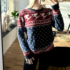 Skidtröja - Stickad Skidtröja / jultröja från Boohoo. Den är i S men kommer från herr avdelningen, så mer som en M för tjejer. 