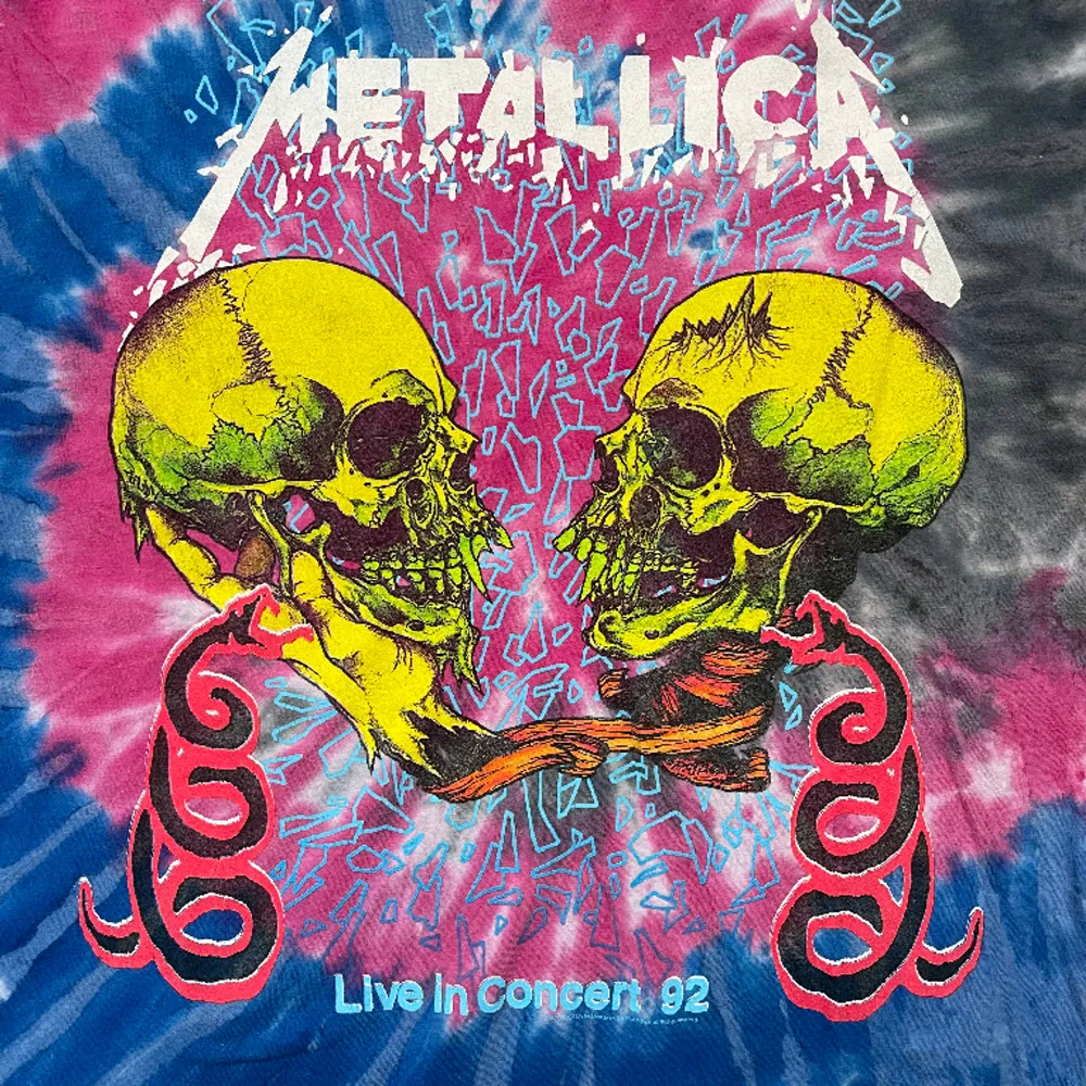 Unik Metallica t-shirt i strl L, bra skick Skriv gärna frågor😊 Har många liknande annonser uppe så kolla in dem också!. T-shirts.