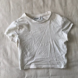 Vit baby tee  - Vit magtröja t-shirt från Weekday i bra skick✨